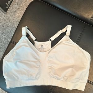 Kindred bravely nursing and pumping bra